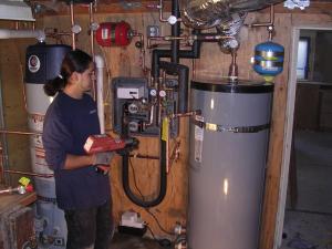 Cedar Hill plumbing contractor surveys a water heater